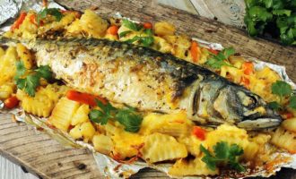 Вкусная скумбрия в духовке с овощами
