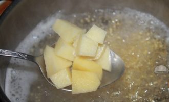 варка картофеля в бульйоне