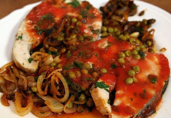 скумбрия с томатом и зеленым горошком