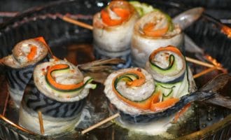 рулетики из скумбрии с овощами