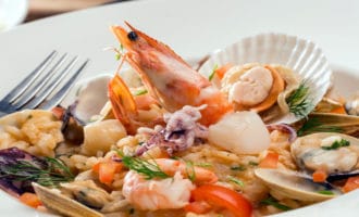 блюдо с морепродуктами