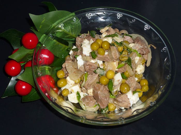 вкусный салат с кусочками скумбрии с зеленым горошком 