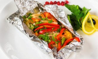 минтай в фольге с овощами