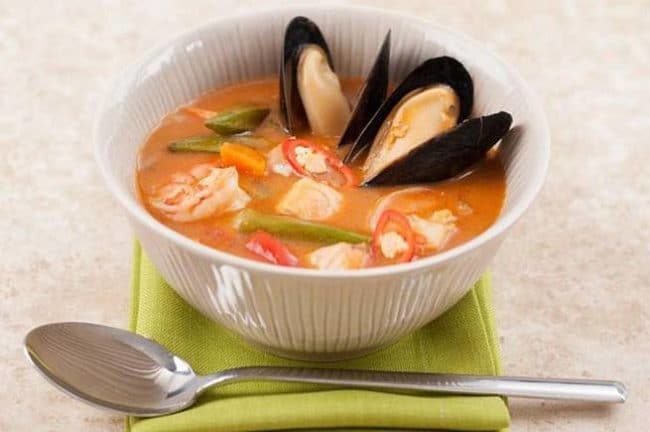 томатный суп со скумбрией и мидиями 