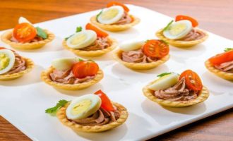 тарталетки с икрой и яйцом