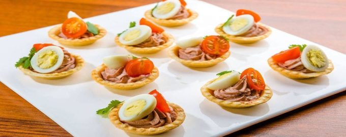 тарталетки с икрой и яйцом