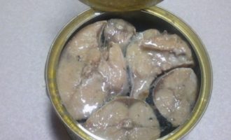 консервированная рыба в банке