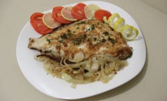 камбала с томатами и луком