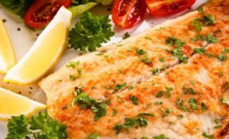 камбала на блюде для подачи