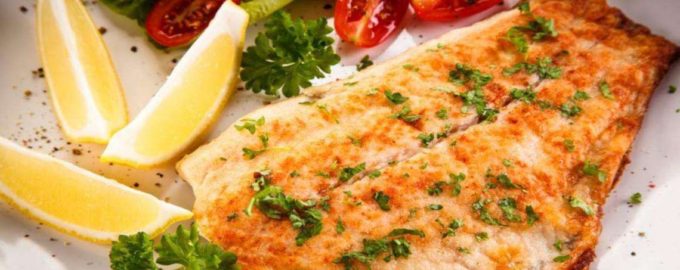 камбала на блюде для подачи