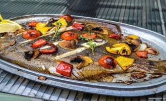 камбала с овощами