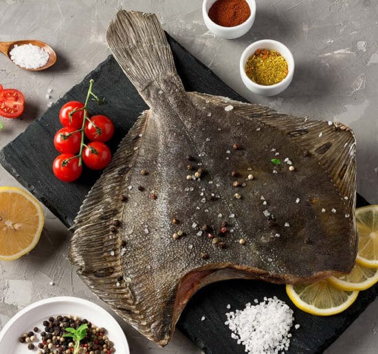 камбала на разделочной доске 