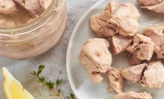 печень трески на блюде