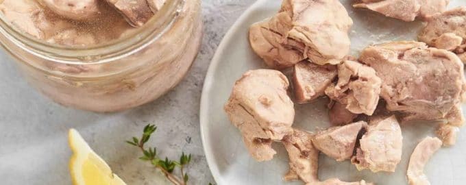 печень трески на блюде