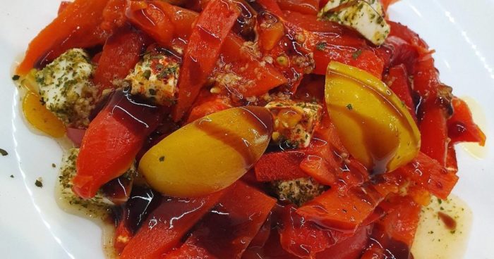 сытный салат с запеченным красным перцем 