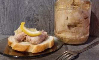 печень трески на хлебе с лимоном