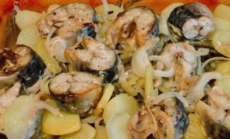 рыба с луком и картошкой в духовке