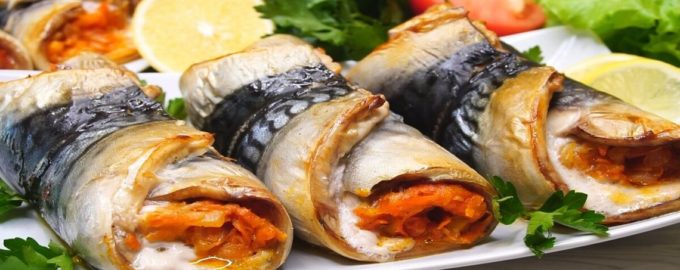 подача рулетов из скумбрии к столу