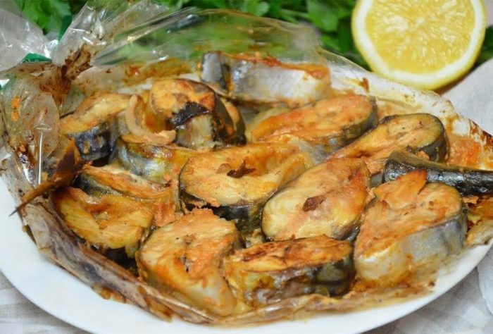 скумбрия запеченая в рукаве кусочками 