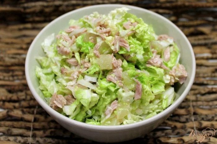 овощной салат со скумбрией с сыром 