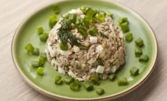 подача салата с консервой