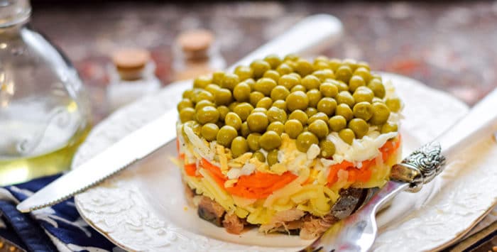 салат со скумбрией и зеленым горошком 