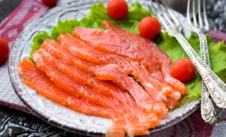 семга кусочками на листьях салата