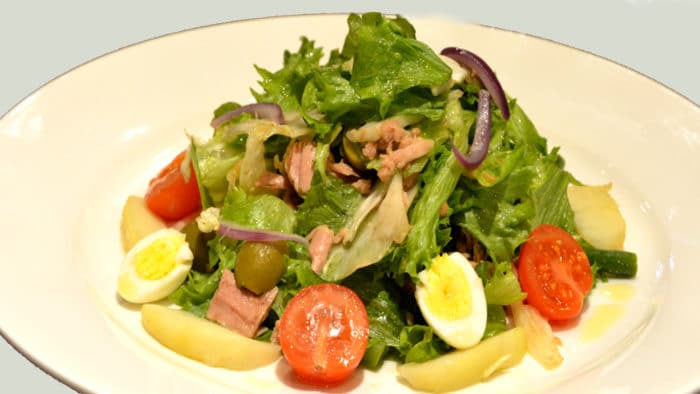 салат с картофелем, томатами и зеленью 