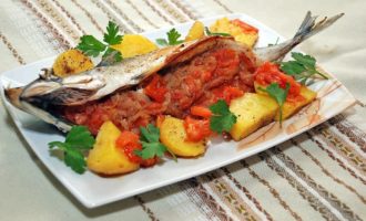 скумбрия с овощами в томатном соусе