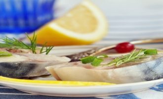 подача маринованной скумбрии к столу