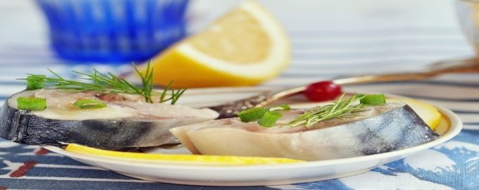 подача маринованной скумбрии к столу