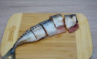 нарезанная на кусочки скумбрия