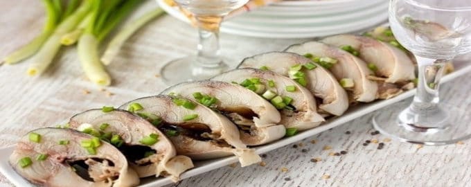 кусочки скумбрии с зеленым луком