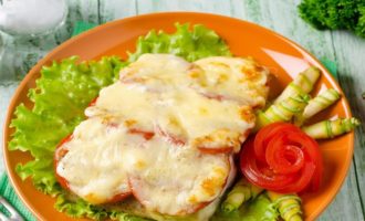 треска с овощами на салатных листьях