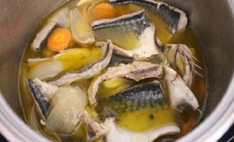 кусочки скумбрии в бульоне