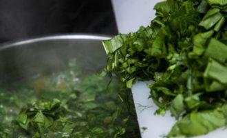 загрузка свежей зелени в суп