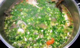 зелень в ухе