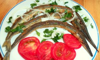 сарган с томатами