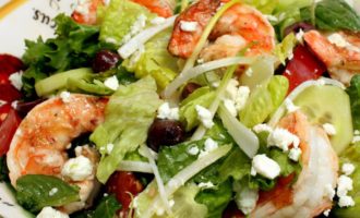 салат с овощами и морепродуктами