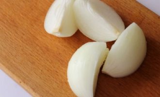 лук нарезанный на четверти