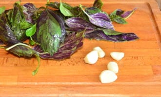 цеснок и пряные травы