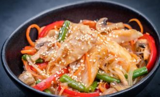 азиатское блюдо с креветками