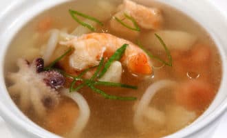 суп с кальмаром и осьминогом