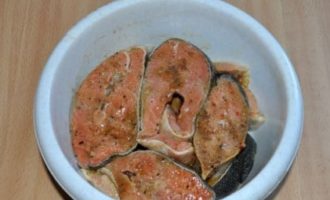 кусочки семги в специях