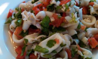 салат с кальмаром