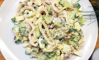 подача салата с кальмаром