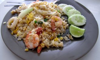 подача риса с креветками