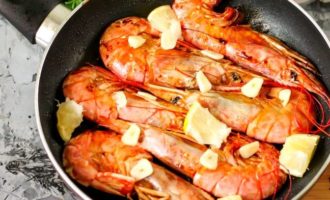 лангустины жаренные с чесноком