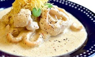 подача кальмара в сметане
