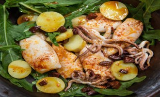 кальмар на блюде